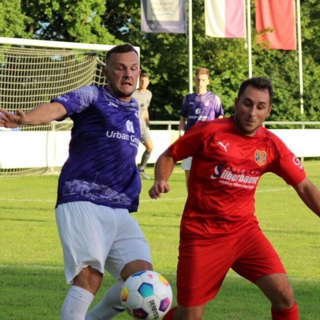 Max Drexler erzielt den 1:1-Ausgleich für den 1. FC Bad Kötzting im Auswärtsspiel gegen den SSV Eggenfelden.