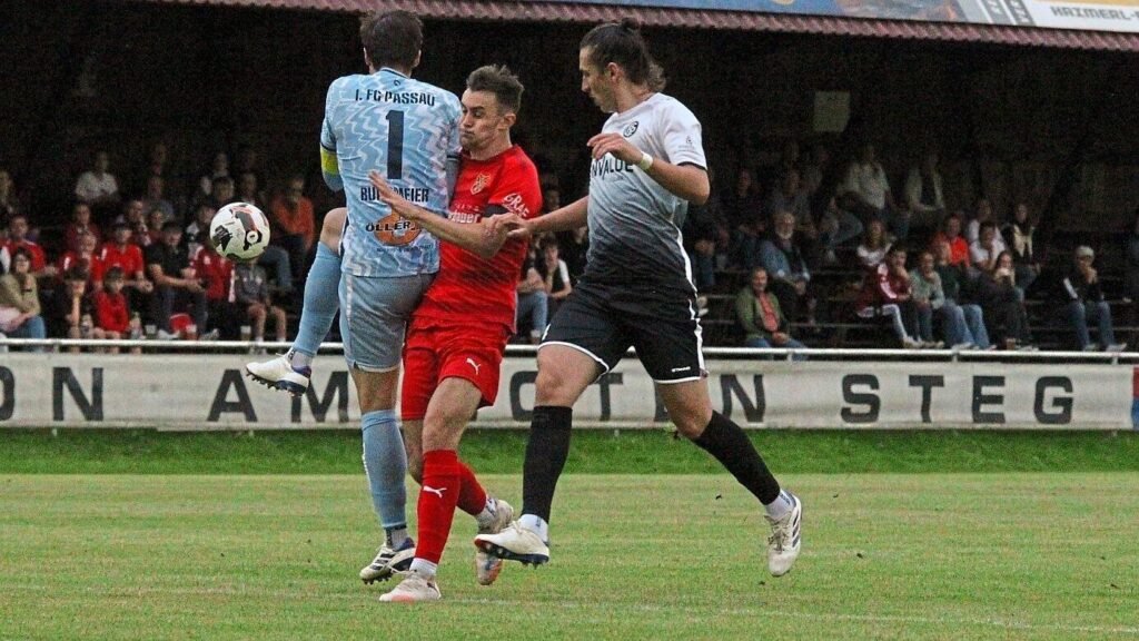 Der 1. FC Bad Kötzting (rotes Trikot) trennt sich vom 1. FC Passsau 1:1-Unentschieden.
