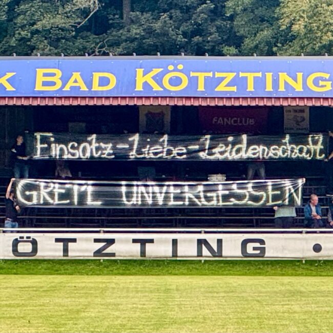 Der Fanclub des 1. FC Bad Kötzting verabschiedete Gretl Bachl mit einer besonderen Choreo.
